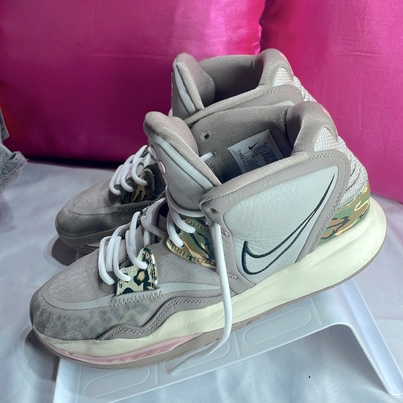 (B)‎ Nike Kyrie Infinity Leopard Print Basketball Shoes Iron Ore Light W, Size 9 - Picture 2 of 16